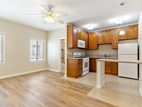 1324 N Peterson Ave, Unit 12 in Long Beach, CA - Building Photo - Building Photo