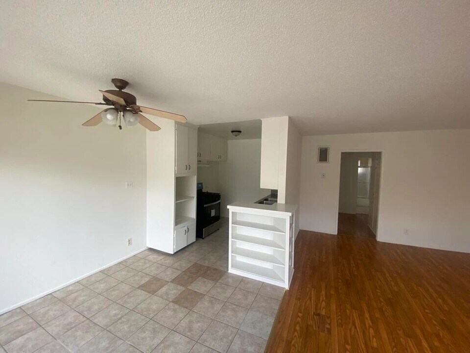 21809 Lanark St in Canoga Park, CA - Building Photo