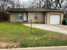 1412 Michial St in Denton, TX - Building Photo
