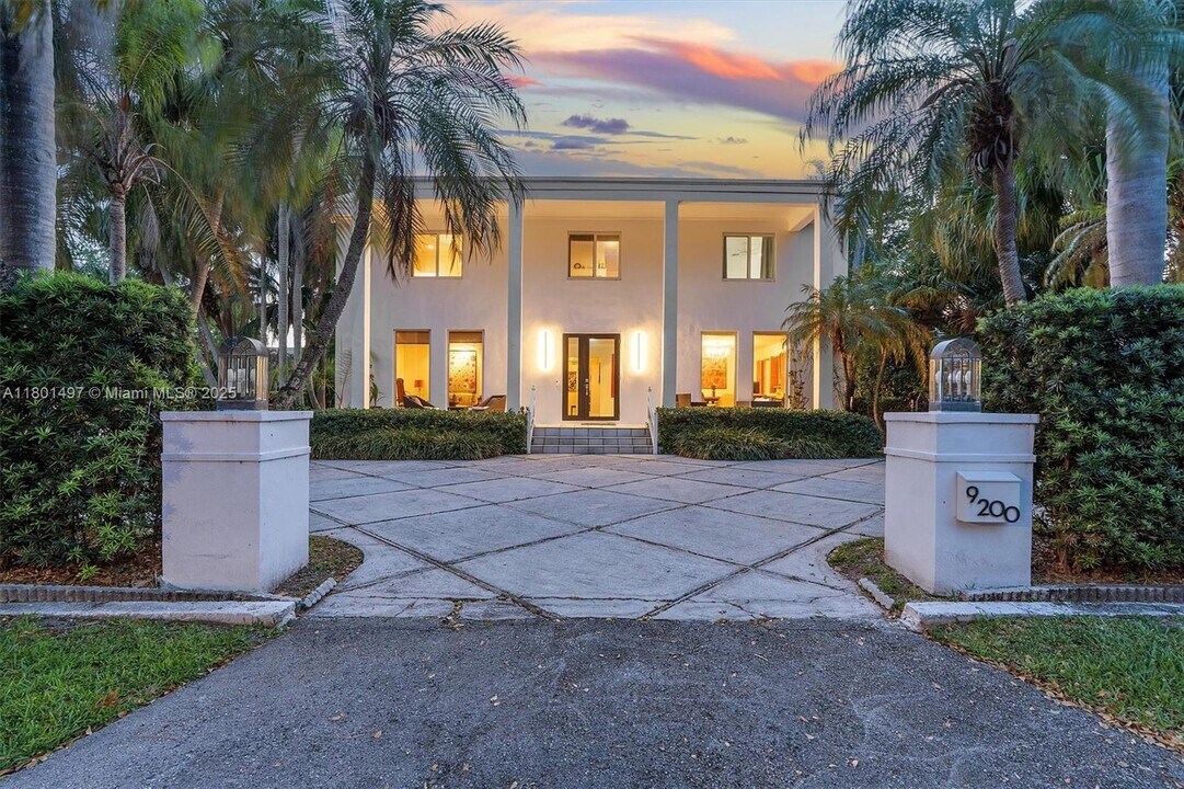 9200 N Bayshore Dr in Miami Shores, FL - Building Photo