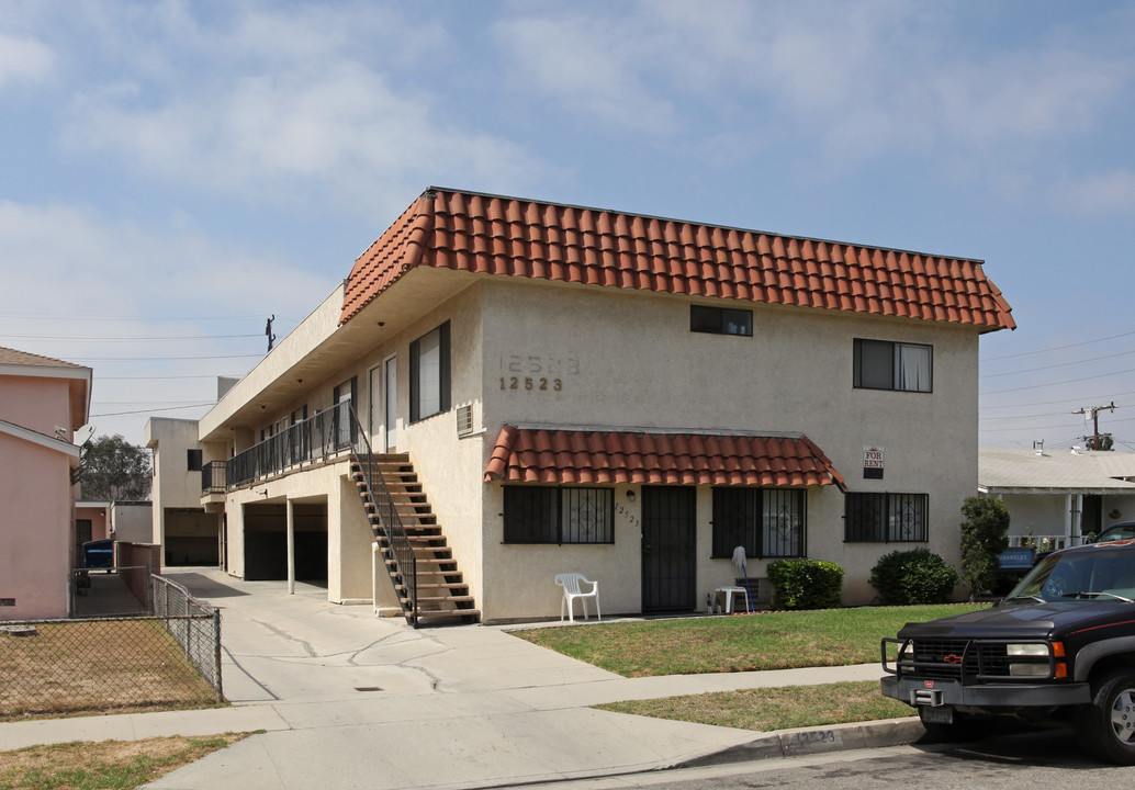 12523 Fonthill Ave in Hawthorne, CA - Building Photo