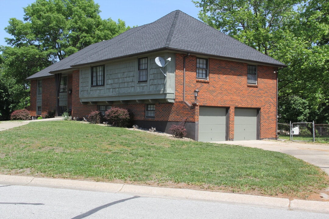 220 NW Highland Ln in Blue Springs, MO - Foto de edificio