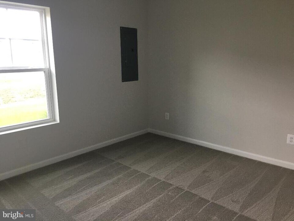 121 Lindy Wy in Stephenson, VA - Building Photo