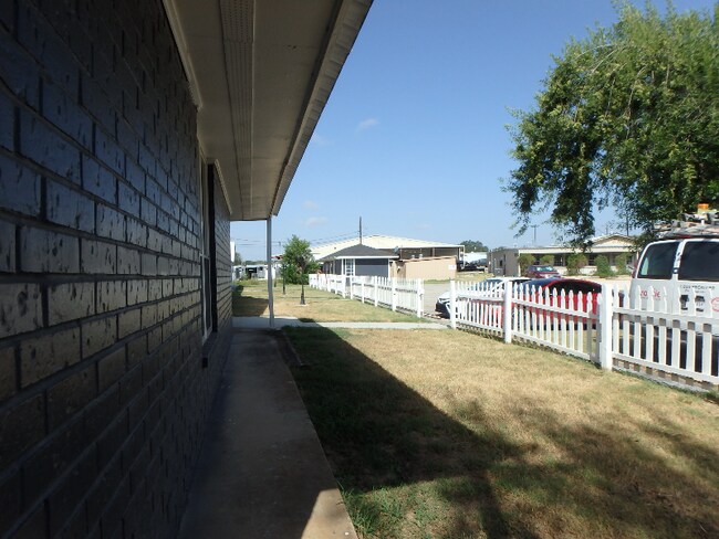 13573 U.S. Hwy 87 W in La Vernia, TX - Building Photo - Building Photo