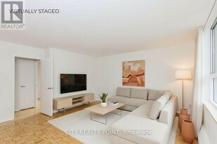 6200 Bathurst St in Toronto, ON - Building Photo