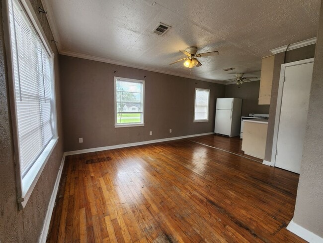 105 9th Ave in Nederland, TX - Building Photo - Building Photo