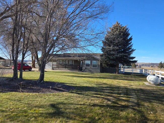 6631 N Puckett Rd in Prineville, OR - Building Photo - Building Photo