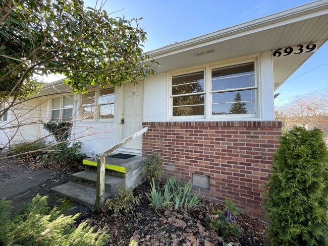 6939 NE Grand Ave in Portland, OR - Building Photo - Building Photo