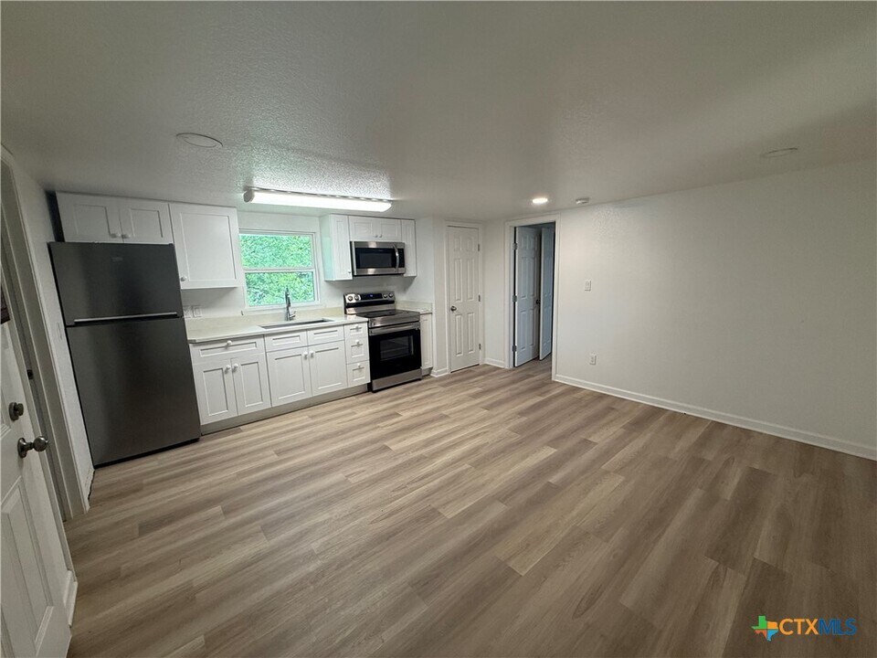 1007 Hackberry St in San Marcos, TX - Foto de edificio