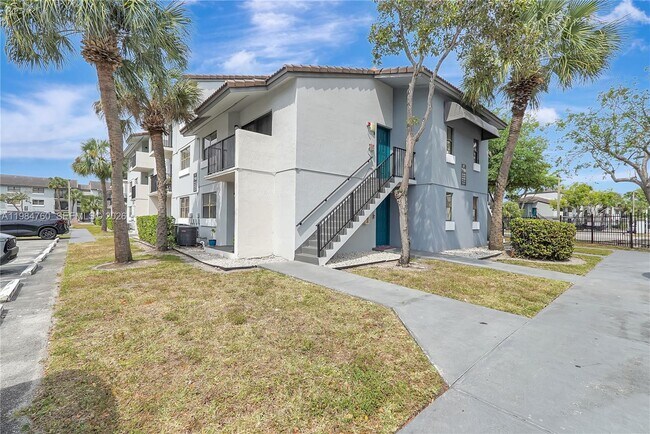 7160 NW 179th St in Hialeah, FL - Building Photo - Building Photo