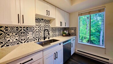 4717 W Lake Sammamish Pkwy SE in Issaquah, WA - Building Photo - Building Photo