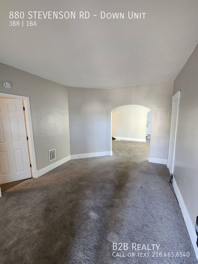 880 Stevenson Rd in Cleveland, OH - Building Photo - Building Photo