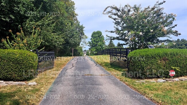 1030 Reed Ln in Simpsonville, KY - Foto de edificio - Building Photo