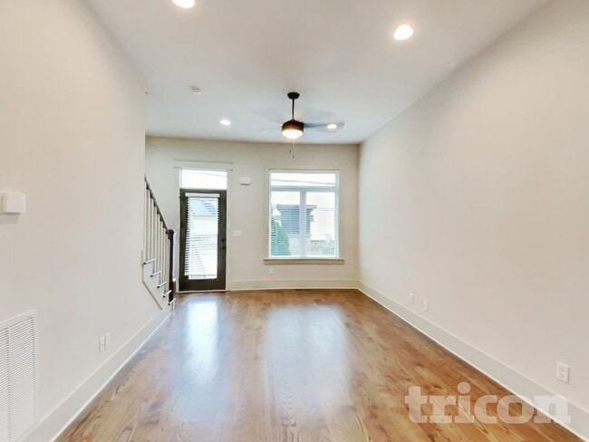 6813 Charlotte Pike in Nashville, TN - Foto de edificio - Building Photo