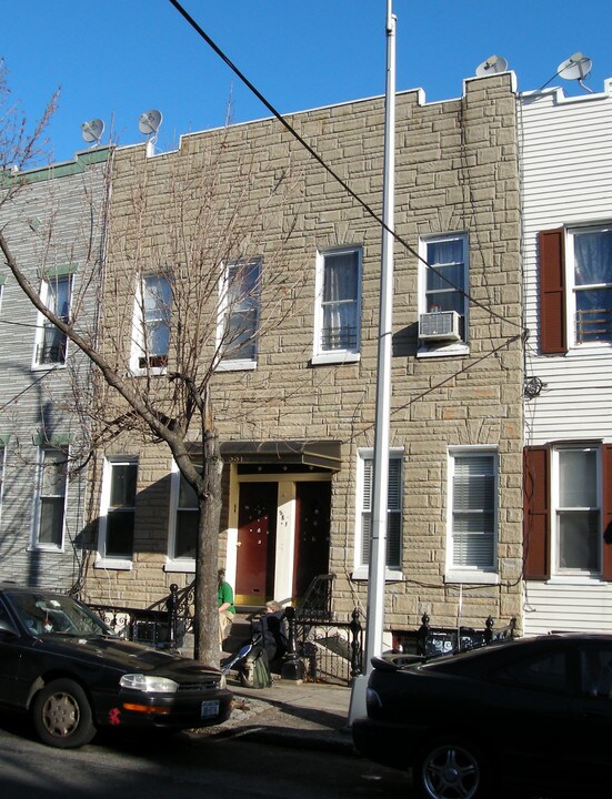 581 Fairview Ave in Flushing, NY - Building Photo