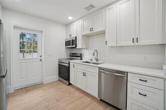 9008 Bay St NE in St. Petersburg, FL - Building Photo - Building Photo