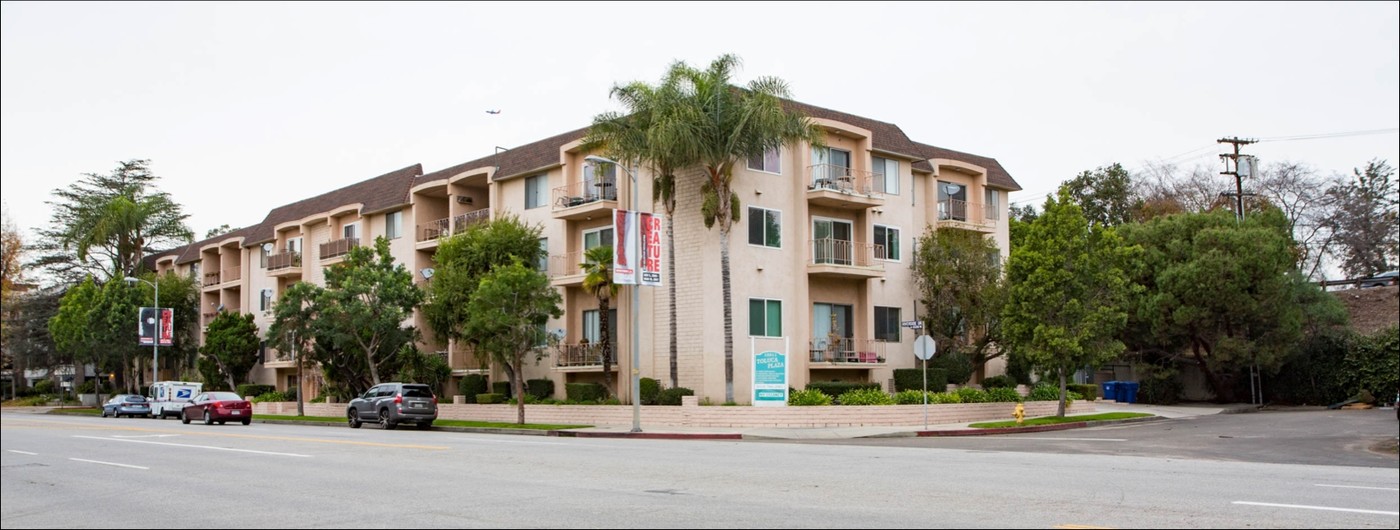 Toluca Plaza in Toluca Lake, CA - Building Photo