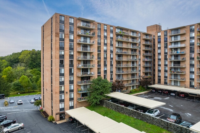 Strath Haven Condominiums in Swarthmore, PA - Foto de edificio - Building Photo