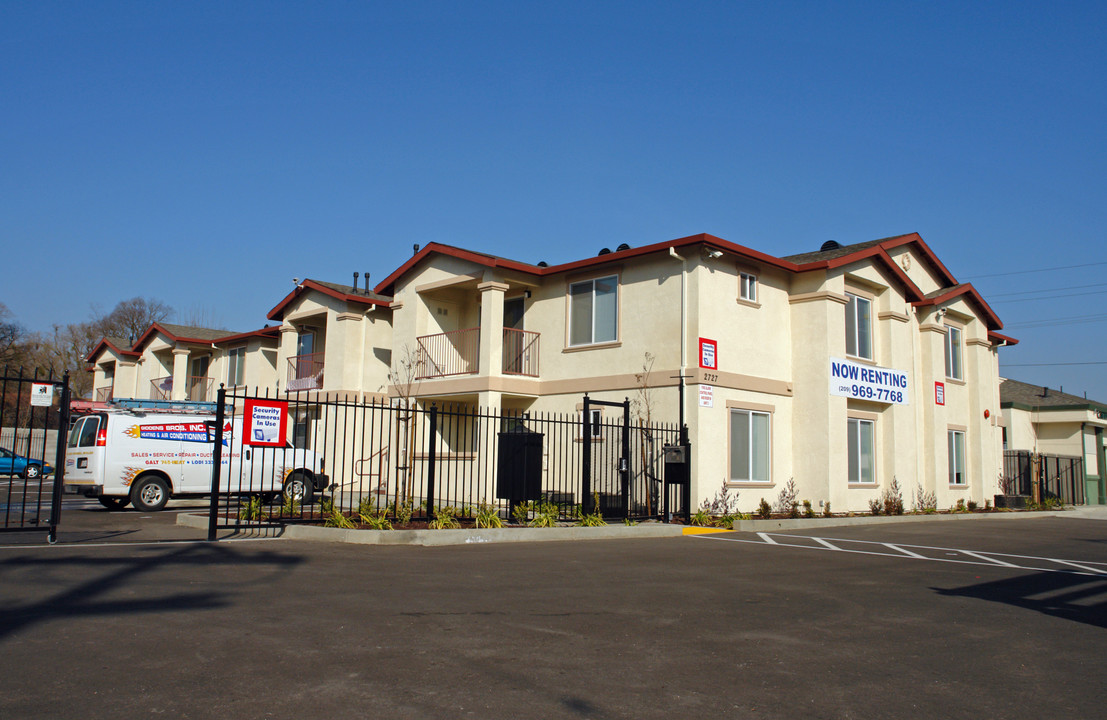 Mount Diablo Apartments in Stockton, CA - Building Photo