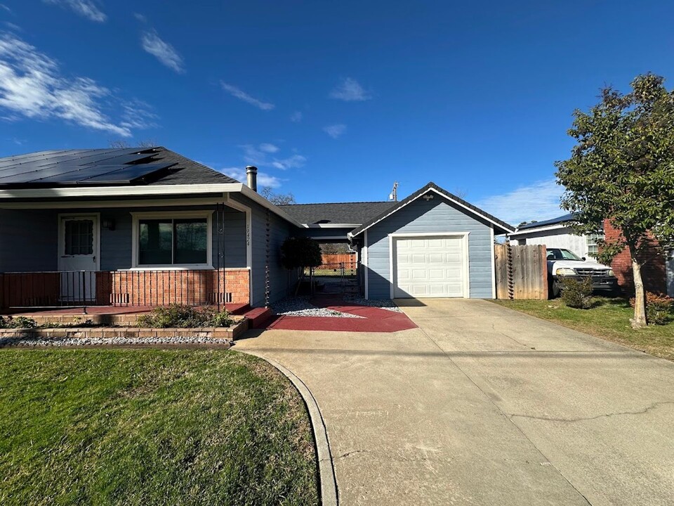 19474 Jacqueline St in Anderson, CA - Foto de edificio