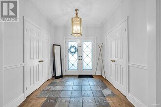 2434 Deer Run Ave in Oakville, ON - Building Photo - Building Photo