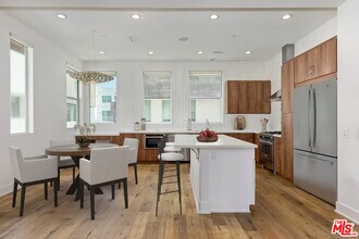 2206 Fox Ln in Los Angeles, CA - Building Photo - Building Photo