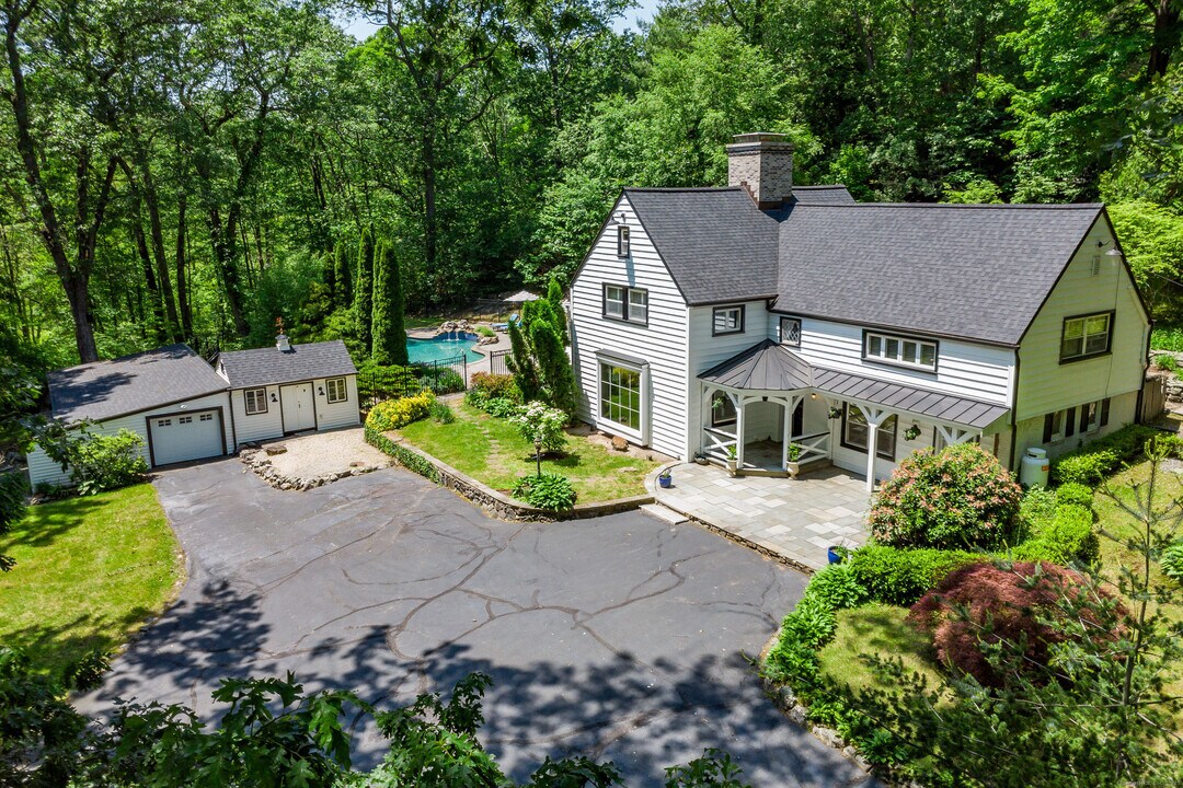 77 Crest Rd in Middlebury, CT - Building Photo