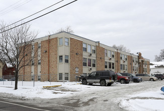 Twin Place Apartments in Minneapolis, MN - Building Photo - Building Photo