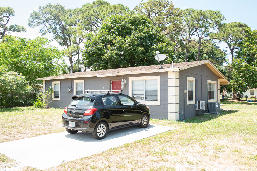 501 Azalea Ave in Fort Pierce, FL - Building Photo