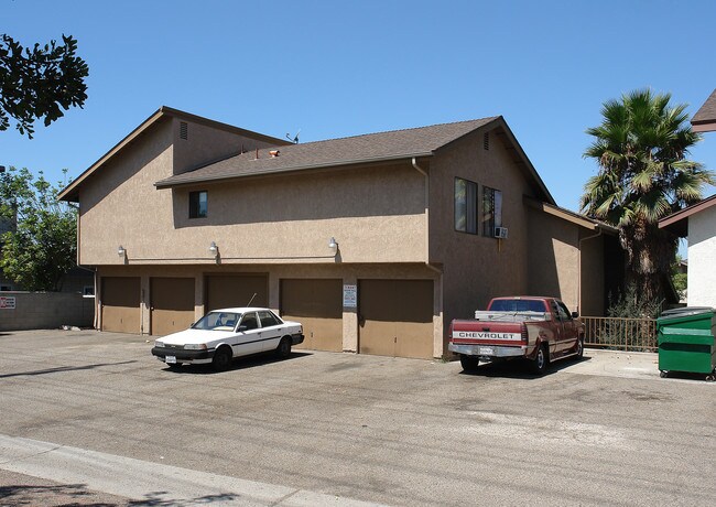 23242 Saguaro St in Lake Forest, CA - Foto de edificio - Building Photo