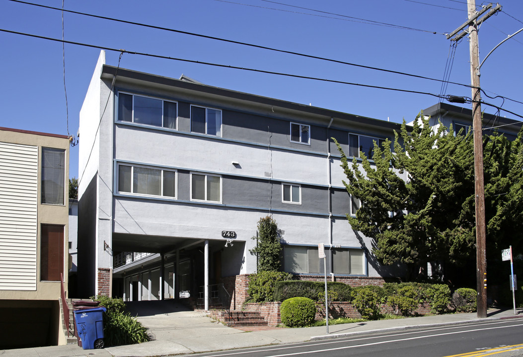 743 Oakland Ave in Oakland, CA - Foto de edificio