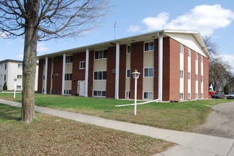 Luhman Apartments in Hutchinson, MN - Building Photo - Building Photo