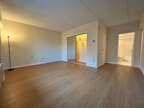 135 Pleasant St, Unit 605 in Brookline, MA - Foto de edificio - Building Photo