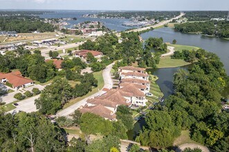 102 La Vie Dr in Montgomery, TX - Foto de edificio - Building Photo