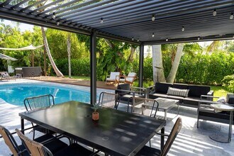 14941 SW 87th Ave in Palmetto Bay, FL - Foto de edificio - Building Photo