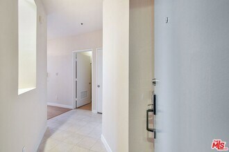 5350 White Oak Ave, Unit 408 in Los Angeles, CA - Building Photo - Building Photo