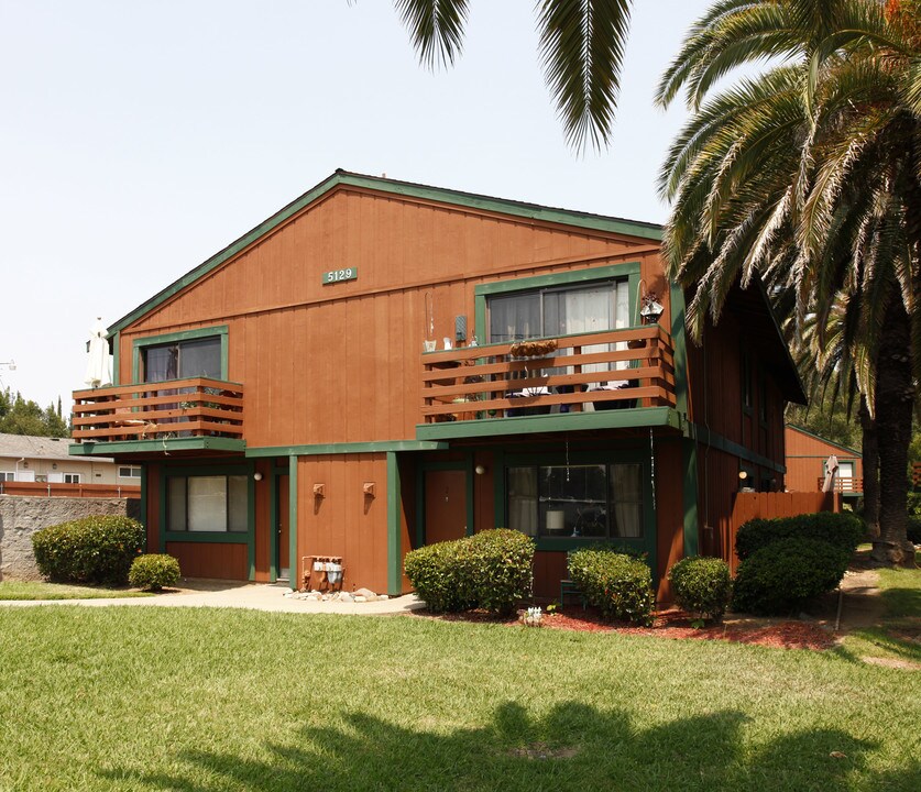 Myrtle Oaks Townhomes in Sacramento, CA - Building Photo