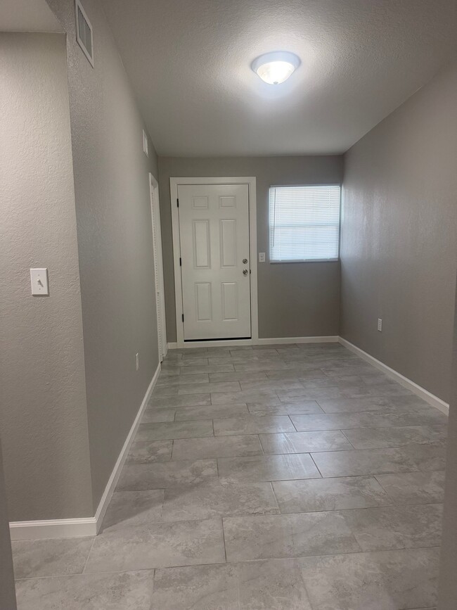 3040 Fletcher Ave in Lakeland, FL - Foto de edificio - Building Photo