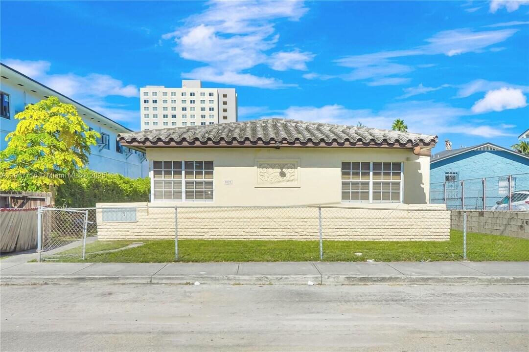 1021 SW 3rd St in Miami, FL - Foto de edificio