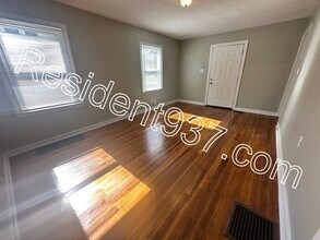 2132 E Bataan Dr in Dayton, OH - Foto de edificio - Building Photo