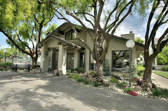 Meadow Ridge Apartments in Davis, CA - Foto de edificio - Building Photo