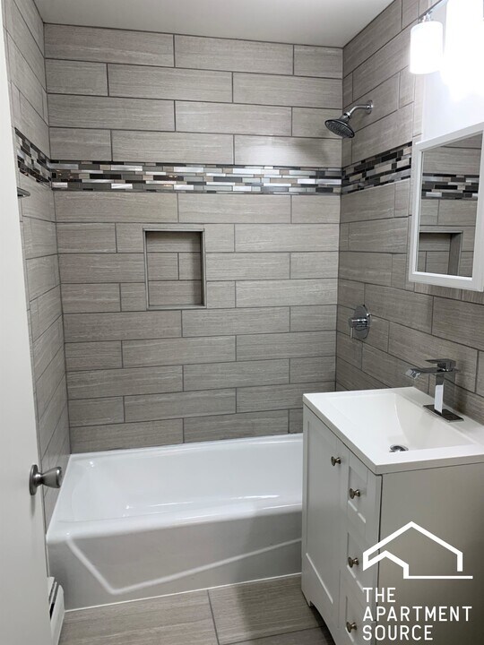 7319 N Rogers Ave in Chicago, IL - Building Photo