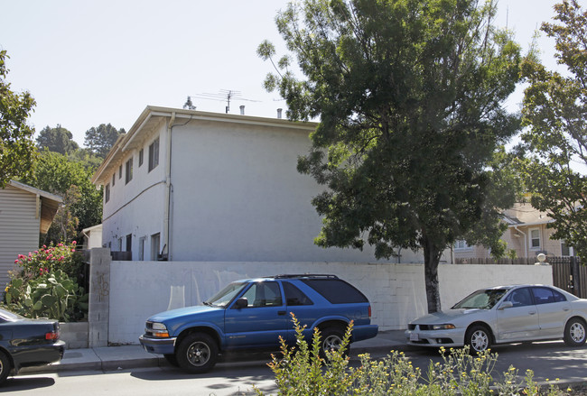 9046 Macarthur Blvd in Oakland, CA - Foto de edificio - Building Photo