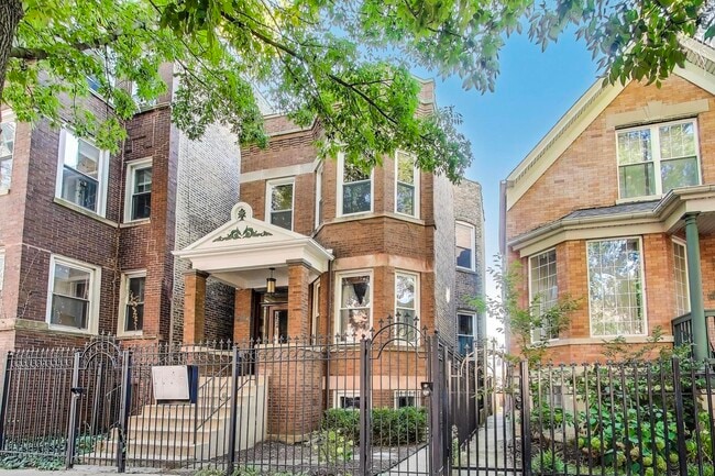 2704 N Sacramento Ave in Chicago, IL - Building Photo - Building Photo