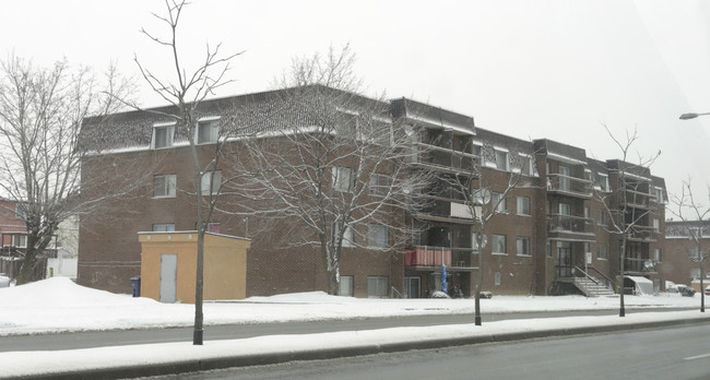 5025 Samson in Laval, QC - Building Photo - Primary Photo