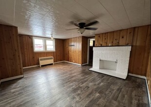 513 Sims St in Dickinson, ND - Building Photo - Interior Photo