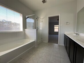 8039 Brooks Crossing Dr in Baytown, TX - Building Photo - Building Photo