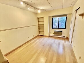 135 Pleasant St, Unit 406 in Brookline, MA - Building Photo - Building Photo