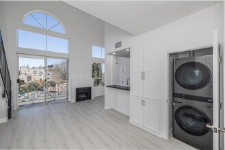 6730 W 86th Pl in Los Angeles, CA - Foto de edificio - Building Photo