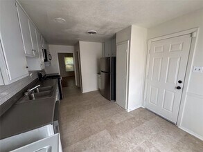 60 Pershing Dr, Unit A in Denison, TX - Foto de edificio - Building Photo